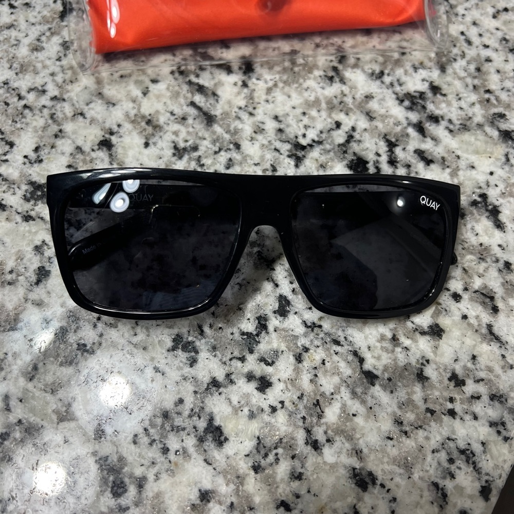 Quay Fronter Runner Sunglasses